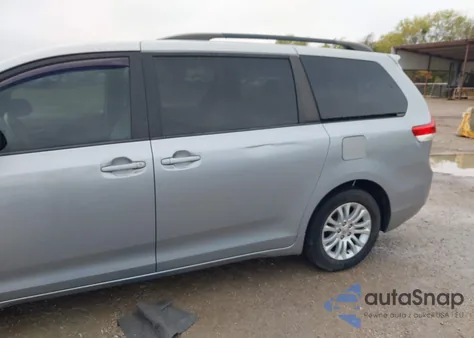 2014 Toyota Sienna Xle V6 8 Passenger z USA, uszkodzony, nr VIN 5TDYK3DC4ES437877